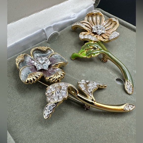 Vintage Nolan Miller Clear Swarovski Rhinestone Enamel Flower Brooch Pin 2 set - Picture 6 of 16